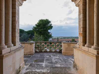 Ma � salendo che si ha la possibilit� di toccare con mano la particolare architettura del posto. Attraverso un colonnato che regge una volta moresca, dal primo piano si accede a una prima ampia balconata